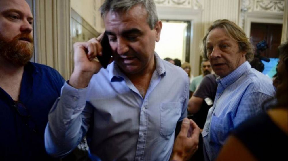 Un sector del peronismo en la provincia pide que Kicillof compita en una PASO presidencial con Massa
