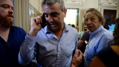 Un sector del peronismo en la provincia pide que Kicillof compita en una PASO presidencial con Massa