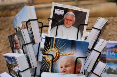 El Papa Francisco elogia a Benedicto XVI mientras el Vaticano se prepara para el funeral