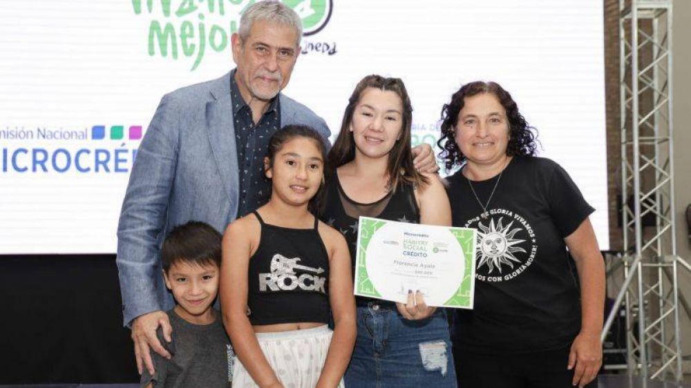 Ferraresi entreg� microcr�ditos para emprendedores y emprendedoras