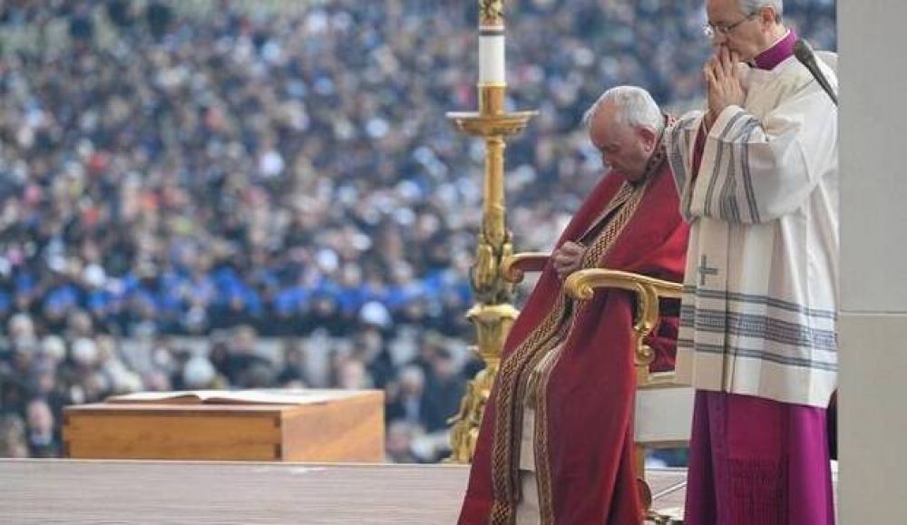 Homila completa de Francisco en el funeral de Benedicto XVI: sincatbasis y humildad en el pastoreo