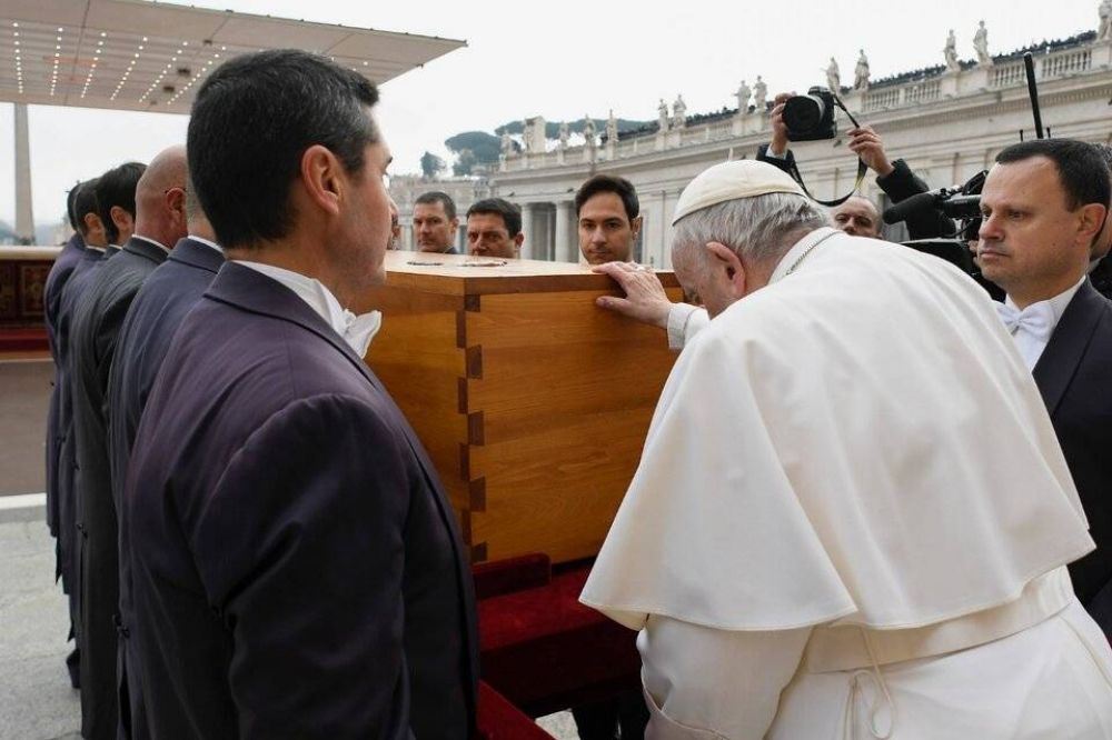 Francisco presidi el funeral de Benedicto XVI