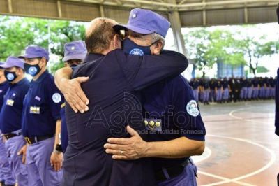 El gobernador Insfrán presidió el acto de ascenso de insignias de personal policial