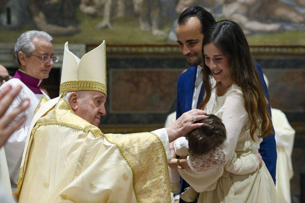 El papa Francisco bautiza a 13 nias y nios en la capilla Sixtina