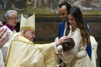 El papa Francisco bautiza a 13 ni�as y ni�os en la capilla Sixtina