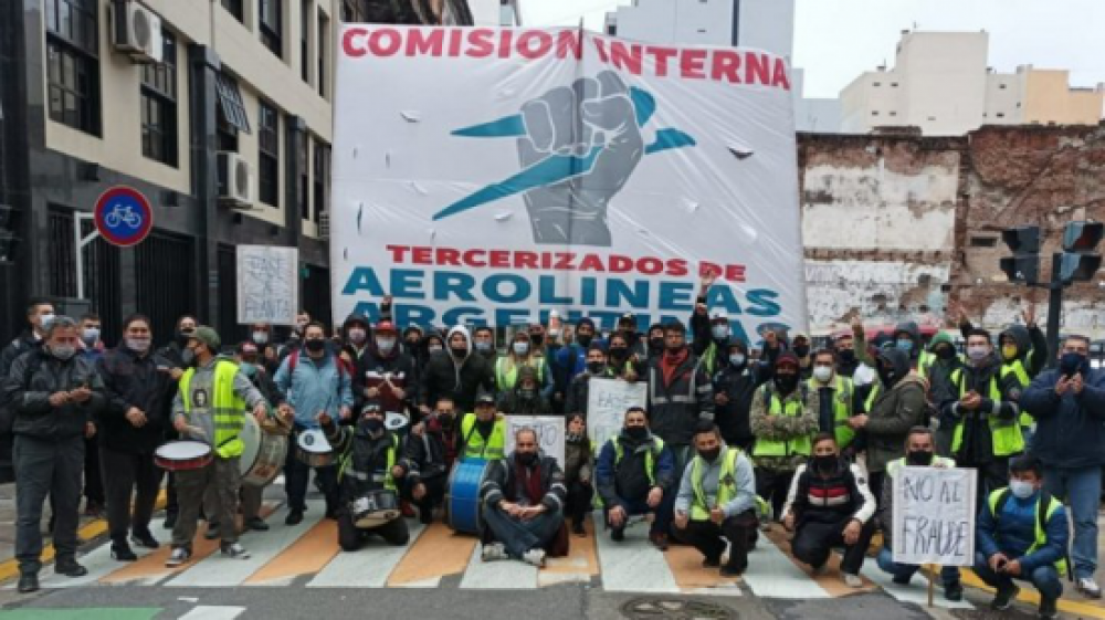 Trabajadores de GPS, tercerizada Aerolneas Argentinas, se manifiestan contra la expulsin de sus delegados y por el cobro del bono de fin de ao