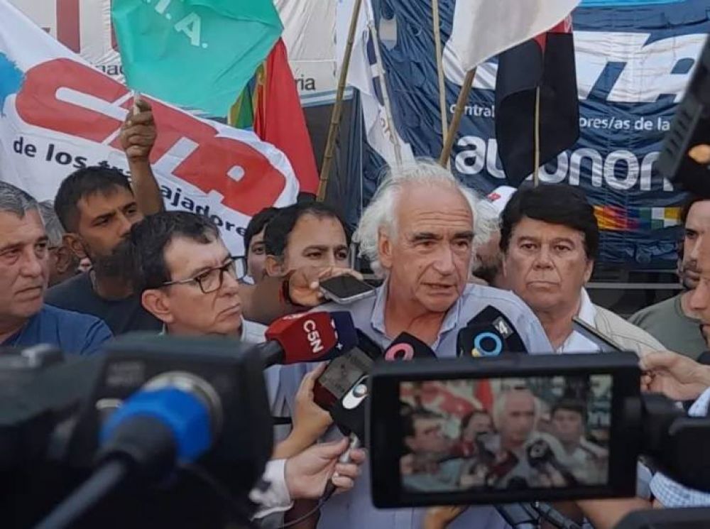Peidro y Spataro se manifestaron frente a la Embajada de Brasil en Buenos Aires