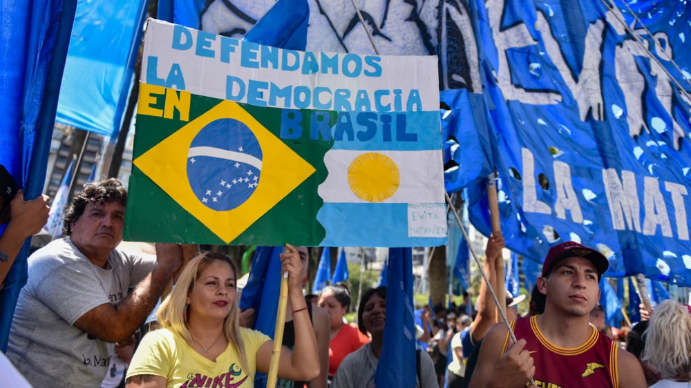 El Movimiento Evita march frente a la Embajada de Brasil en defensa de la democracia