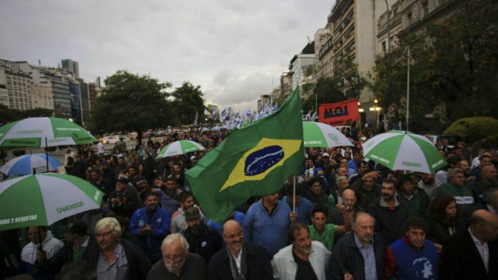 Gremios de todas las centrales movilizaron a la Embajada: No fue solamente un intento de golpe en Brasil sino un un mensaje para todos los pases de la regin