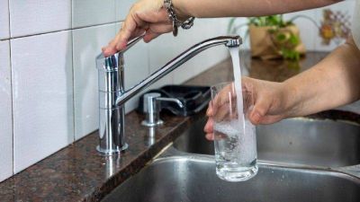 AySA solicita a los usuarios ser responsables con el uso del agua potable frente a las altas temperaturas