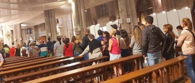 El Padre Obispo saluda y dialoga con turistas