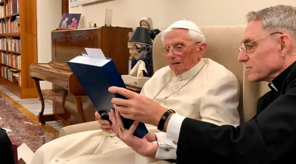 Para Benedicto XVI Traditionis custodes fue un error, asegura su secretario