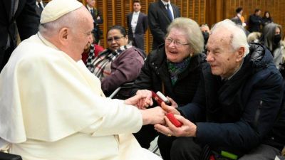 El Papa bendice a Enzo y Zea, casados desde hace 70 a�os