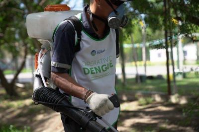 Operativos de fumigación y concientización contra el dengue en los barrios