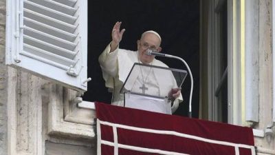 El Papa urge en el Ángelus a librarse de los «apegos»: consejos para sacerdotes, familias y amigos