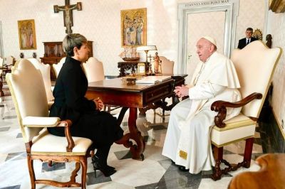 Verónica Alcocer visitó al Papa Francisco y recibió duras críticas por su vestuario
