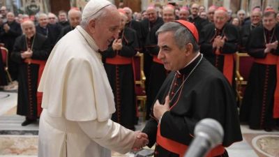 El Papa Francisco pide perd�n al cardenal Becciu