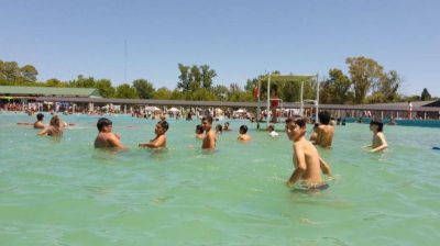 Presidente Per�n: Cientos de ni�os de los barrios disfrutan del verano en piletas gigantes