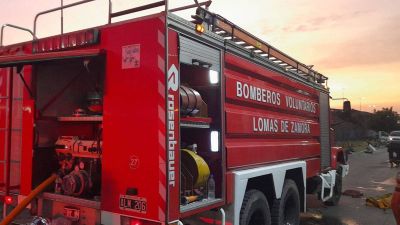 Voraz incendio en la sede de una cooperativa de reciclado en Lomas de Zamora 