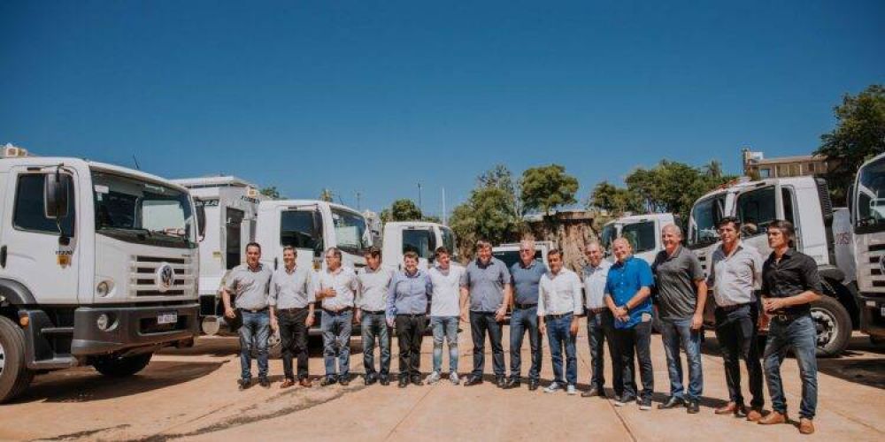 Herrera Ahuad encabezó la entrega de una nueva flota de camiones a municipios misioneros
