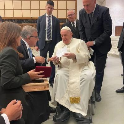 Jalil fue recibido por el Papa Francisco y le regaló un rosario hecho en Andalgalá