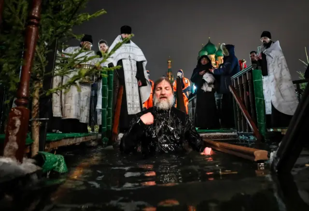Cientos de miles de rusos reciben la Epifanía ortodoxa con baños helados