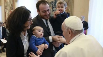 El Papa Francisco agradece a las familias que realizan la aventura de la maternidad y paternidad
