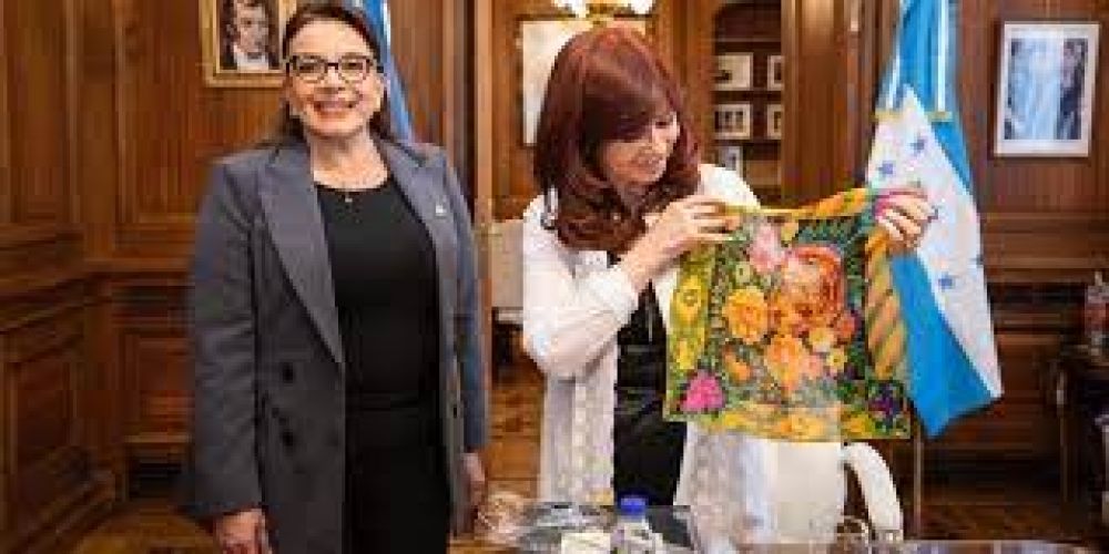 Con una agenda paralela a la de la Casa Rosada, Cristina Kirchner recibió a la presidenta de Honduras