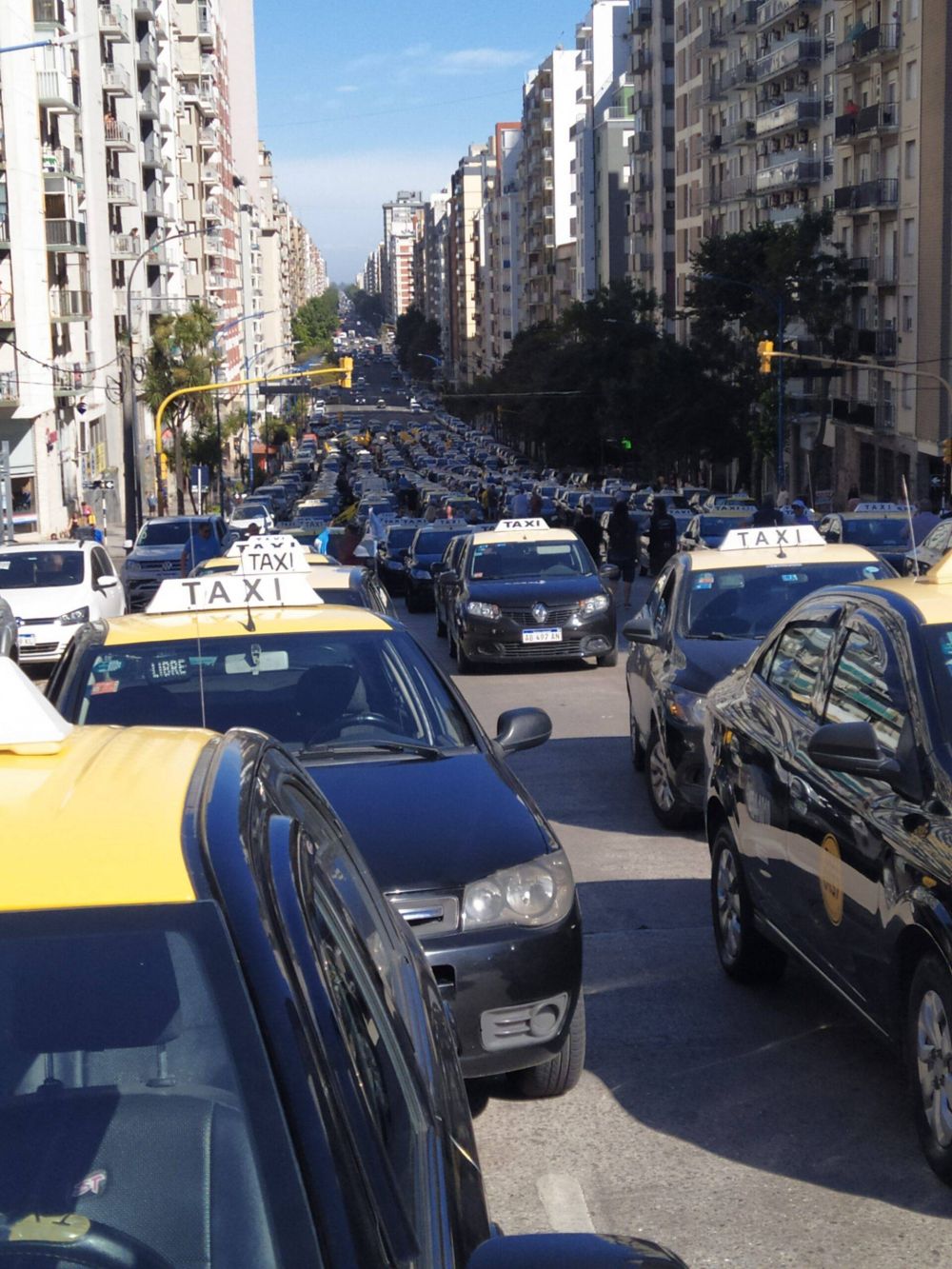 Masiva movilización de taxis y remises en contra de Uber