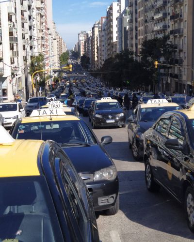 Masiva movilizacin de taxis y remises en contra de Uber