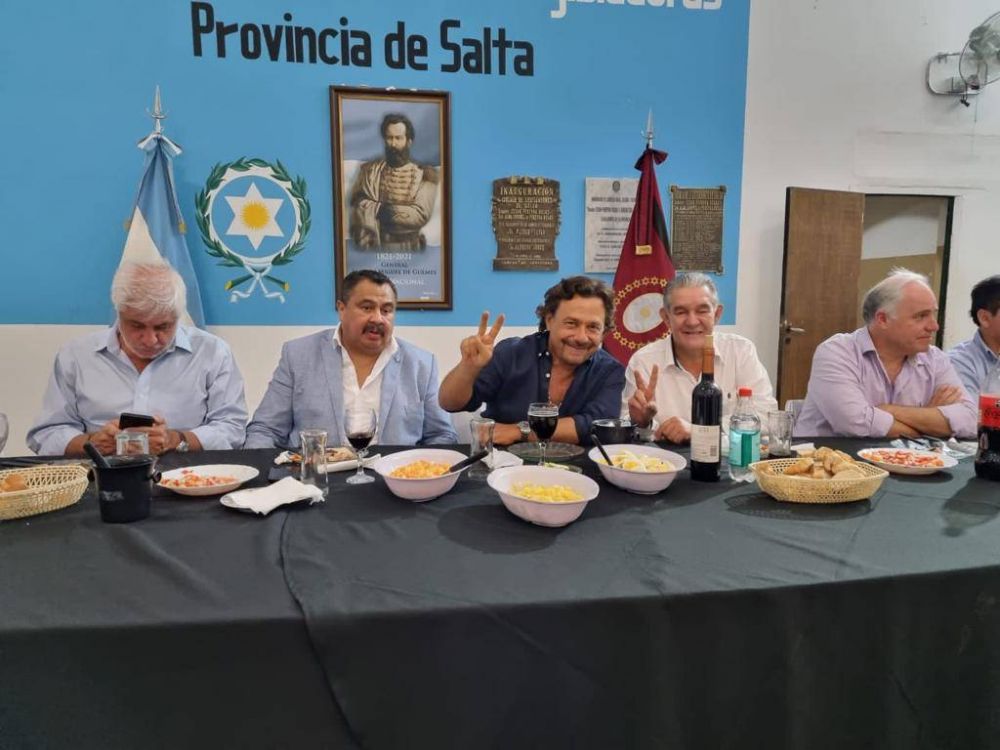 Tras la normalizaci�n de la regional Salta, las 62 organizaciones cenaron con Gustavo S�enz, le pasaron facturas y cerraron su respaldo para la reelecci�n