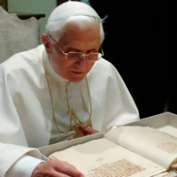 El libro póstumo de Benedicto XVI causa revuelo en los pasillos del Vaticano