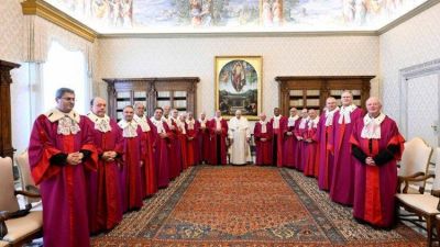 El Papa a la Rota Romana: Renovar la conciencia del don recibido en el matrimonio