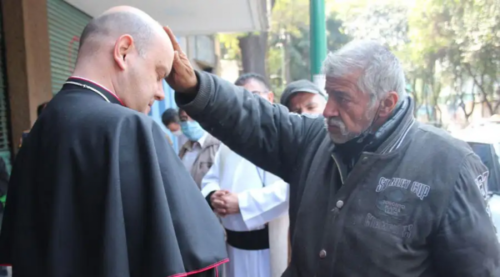 Obispo recibe la bendicin de un indigente en Mxico: Jess est en ellos