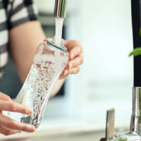 Botellas reutilizables: los 6 errores comunes que te hacen tomar agua contaminada