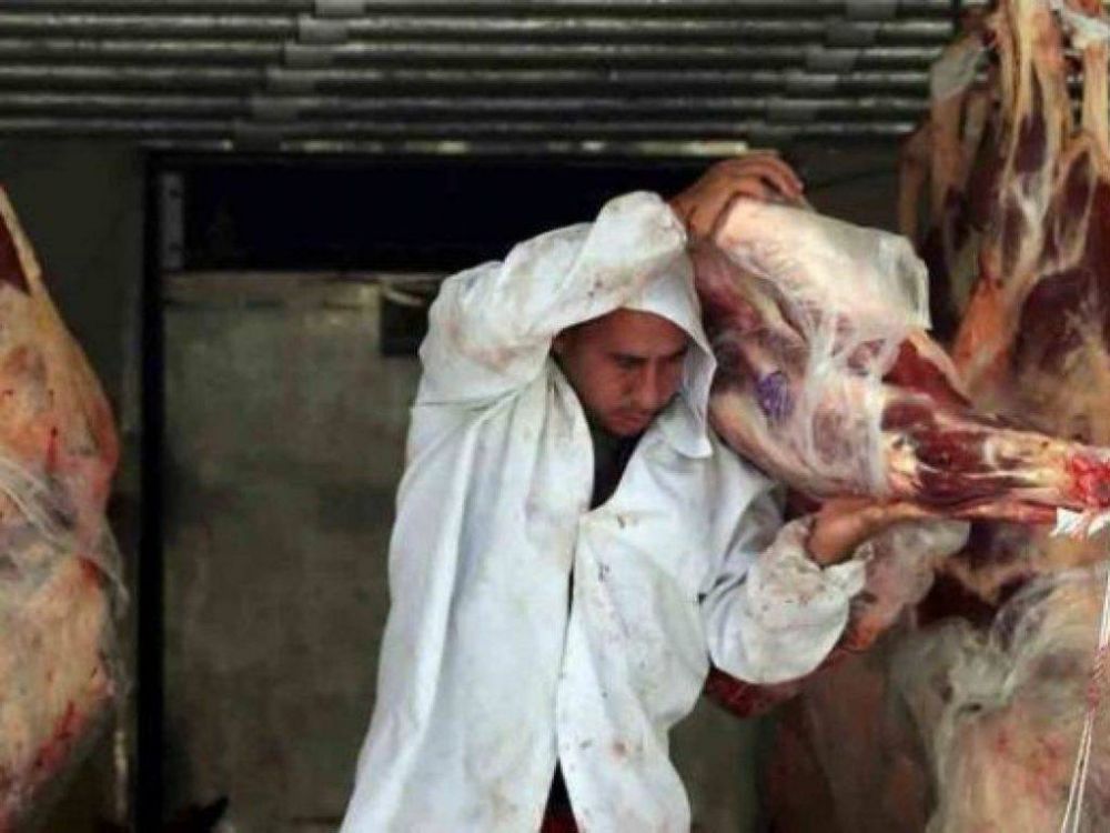 Los trabajadores de la carne le exigen a los empresarios que cumplan con la ley que impide el «hombreo» de más de 32 kilos y se declararon en Estado de Alerta