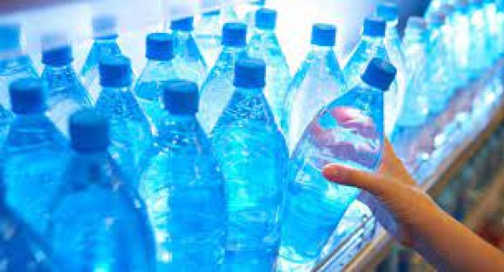 Alertan por qu�micos en agua mineral embotellada