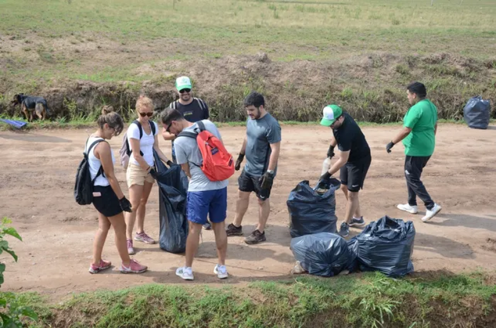 Voluntarios venadenses de un programa ambientalista recolectaron basura de calles y cunetas