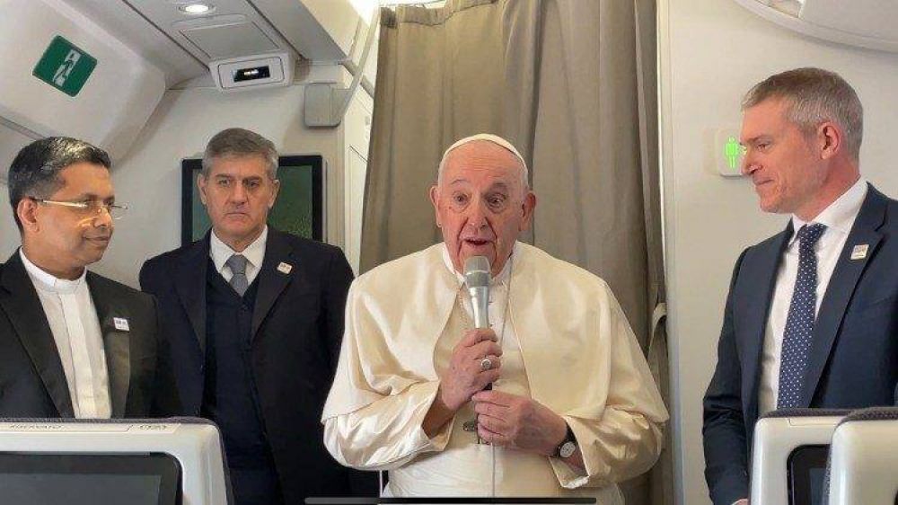 El Papa en vuelo, rez� por los que murieron cruzando el Sahara