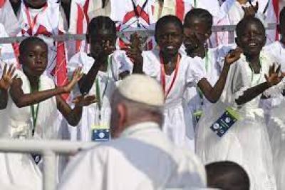 El papa pide en misa multitudinaria en RDC romper el círculo de la violencia