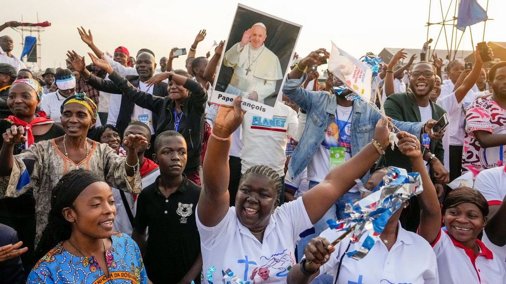 Ms de un milln de fieles presencian la misa del papa Francisco en el Congo
