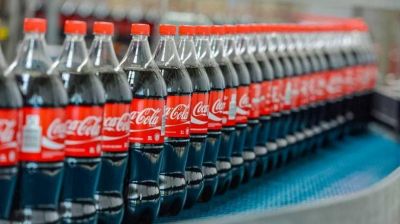 Desagradable: tucumano abrió una botella de Coca Cola y se llevó una sorpresa
