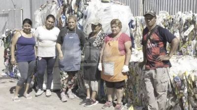 El arduo trabajo de la asociación que hace 26 años recicla la basura de los santafesinos