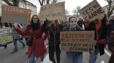 Francia paralizada por nuevas protestas contra la reforma jubilatoria de Macron