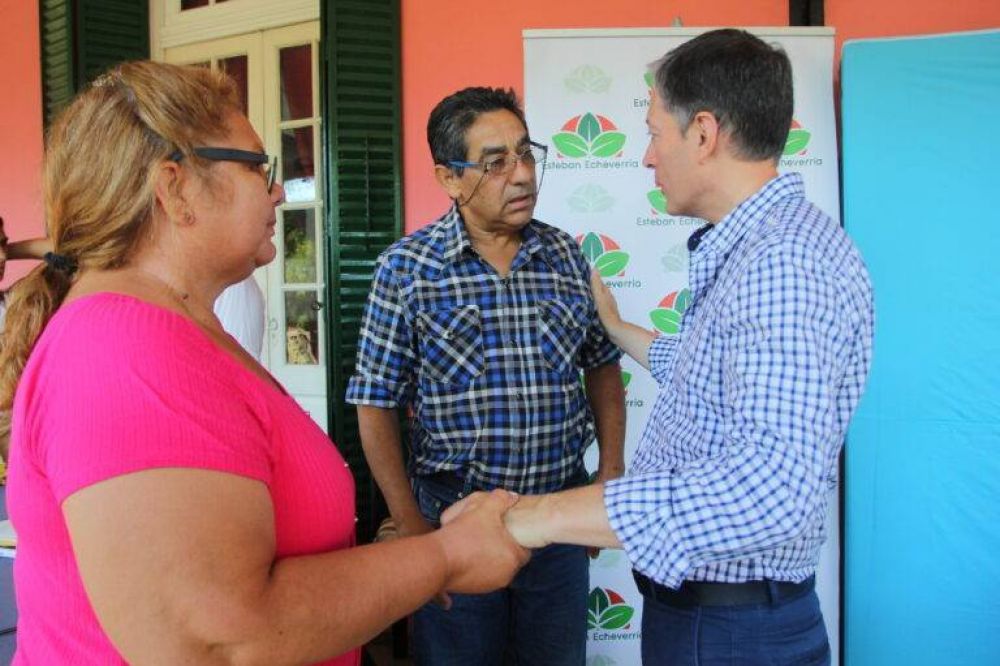 Fernando Gray realiz� la toma de 253 firmas de escrituras de vecinas y vecinos del distrito