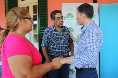Fernando Gray realiz� la toma de 253 firmas de escrituras de vecinas y vecinos del distrito