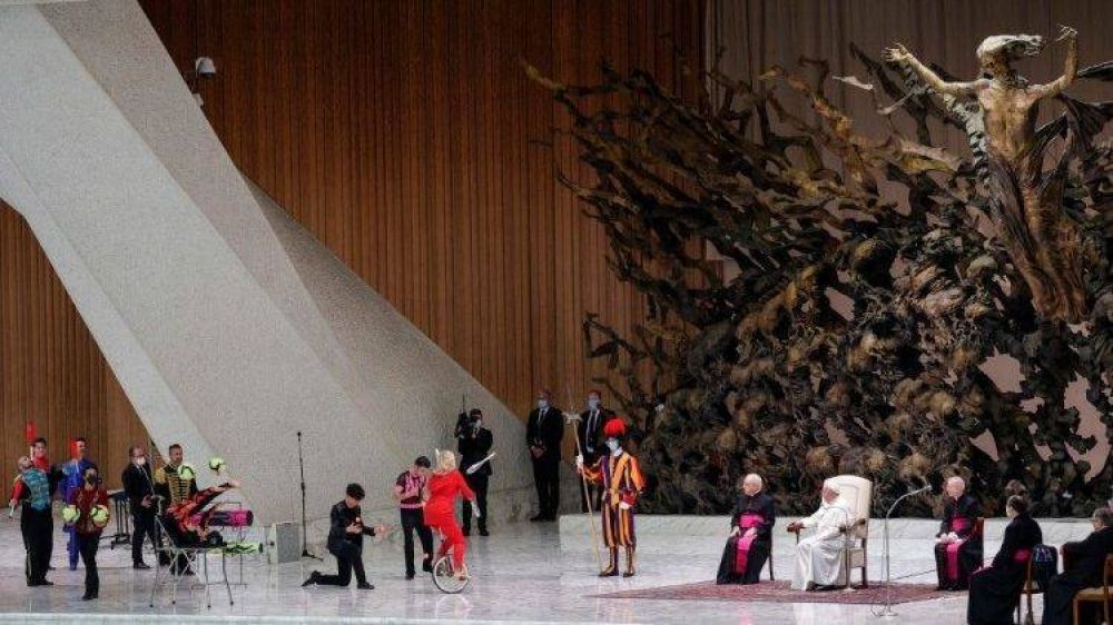 El Papa invita al circo a personas pobres, sin techo, refugiados y presos