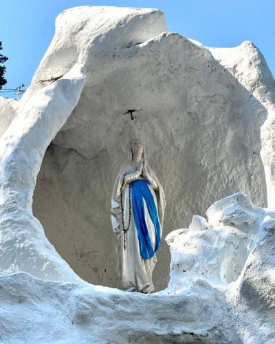 En el aniversario de la Virgen de Lourdes, el Municipio de Brown presentó la puesta en valor de la Gruta del Cottolengo Don Orione