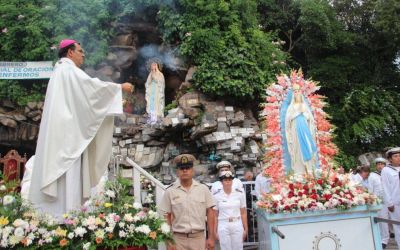 Gran fiesta en el puerto con la Virgen de Lourdes