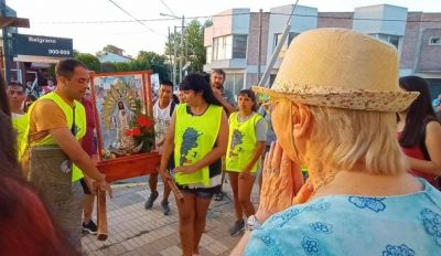Numerosos files salieron al paso para tocar la Virgen de Luján que está en Viedma